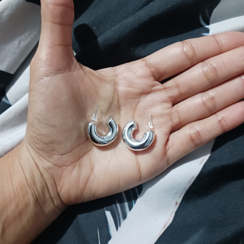 Women Silver Fashion Super mini Hoop Earrings - Picture 3 of 8